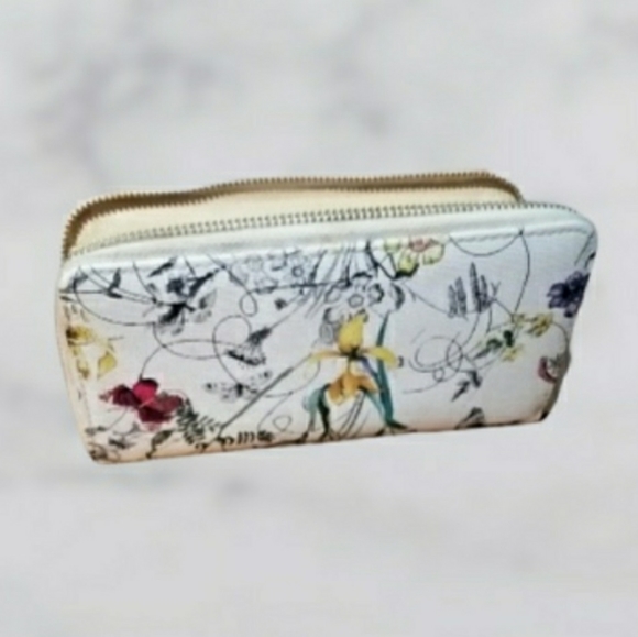 Boutiqué Handbags - 🌵Butterfly and Floral Wallet